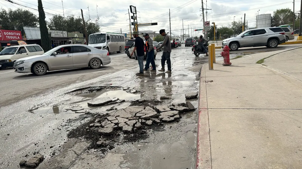 Reportan comerciantes baches ocultos bajo charcos en Valle del Cedro