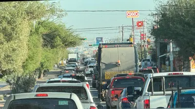 Cierran tramo de Las Torres y caos vial se extiende por avenidas principales