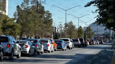 Saturan largas filas los puentes internacionales de Juárez
