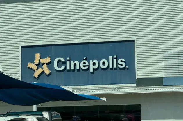 Denuncian presunto acosador que grababa mujeres en baño de cine en Juárez