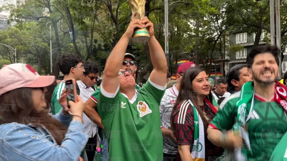 Celebran aficionados en el Ángel el debut triunfal de México en el Mundial