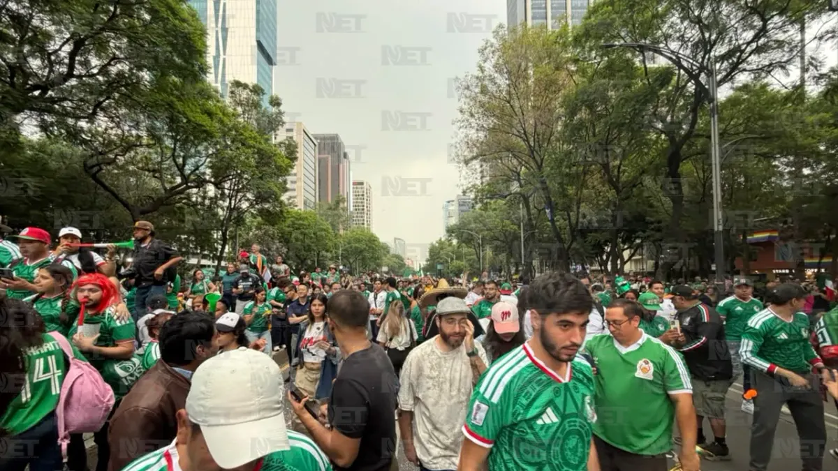 Celebran aficionados en el Ángel el debut triunfal de México en el Mundial