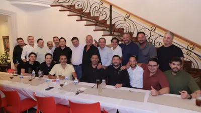 Dialoga César Jáuregui con jóvenes empresarios sobre economía de Chihuahua