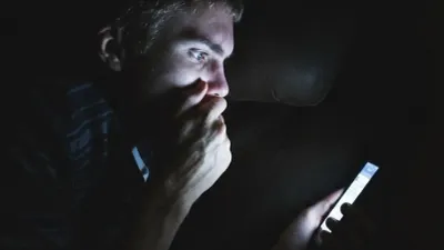 Advierten expertos afectaciones por uso del celular en la oscuridad