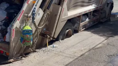 Rescata grúa camión de basura atascado en hundimiento de la colonia Los Parques