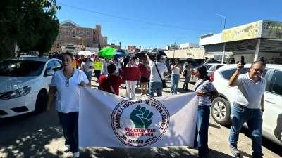 Protestan en Juárez empleados del IMSS por aumento salarial y pensiones