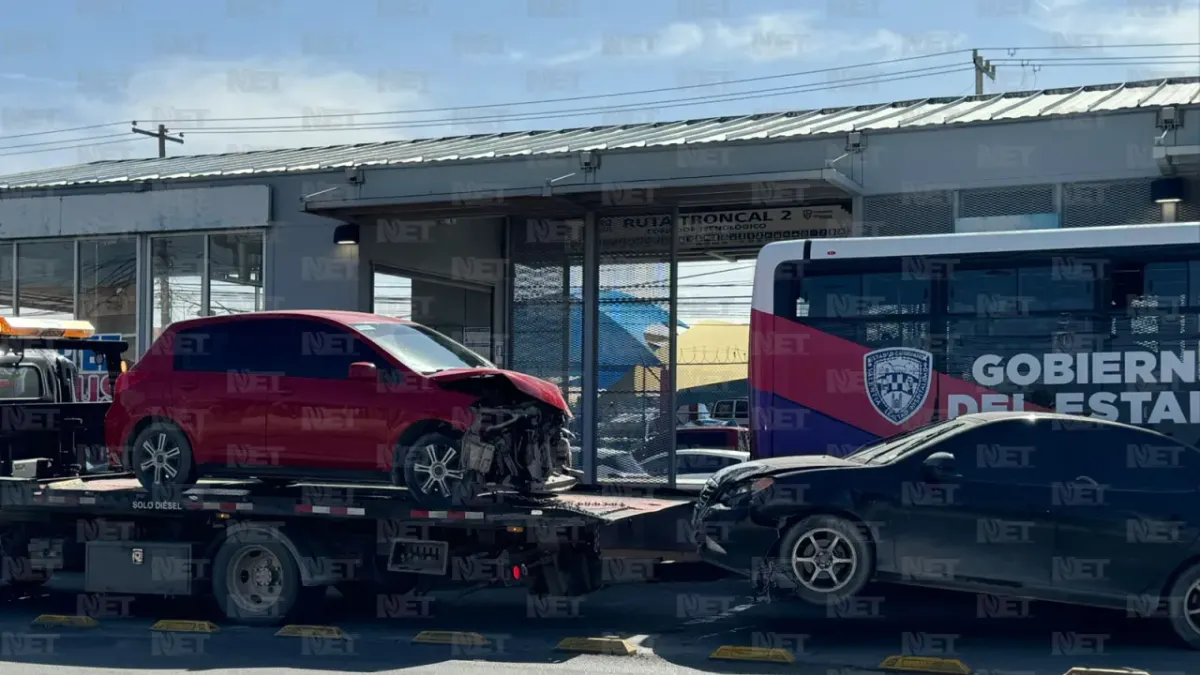 Chocan Juárez Bus y dos vehículos en la Tecnológico
