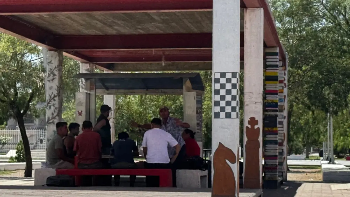 Altas temperaturas obligan a juarenses a buscar sombra e hidratación