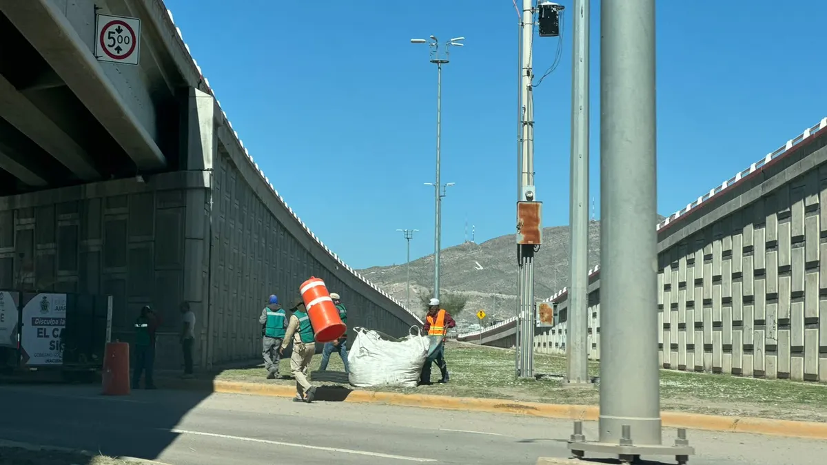 Limpian bulevar Juan Pablo II y Pérez Serna tras lluvias