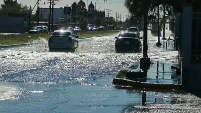 Inundación en eje vial obliga a conductores a invadir carril del Juárez Bus