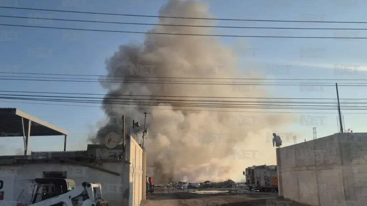 Incendio en recicladora cumple más de 21 horas; humo cubre gran parte de Juárez