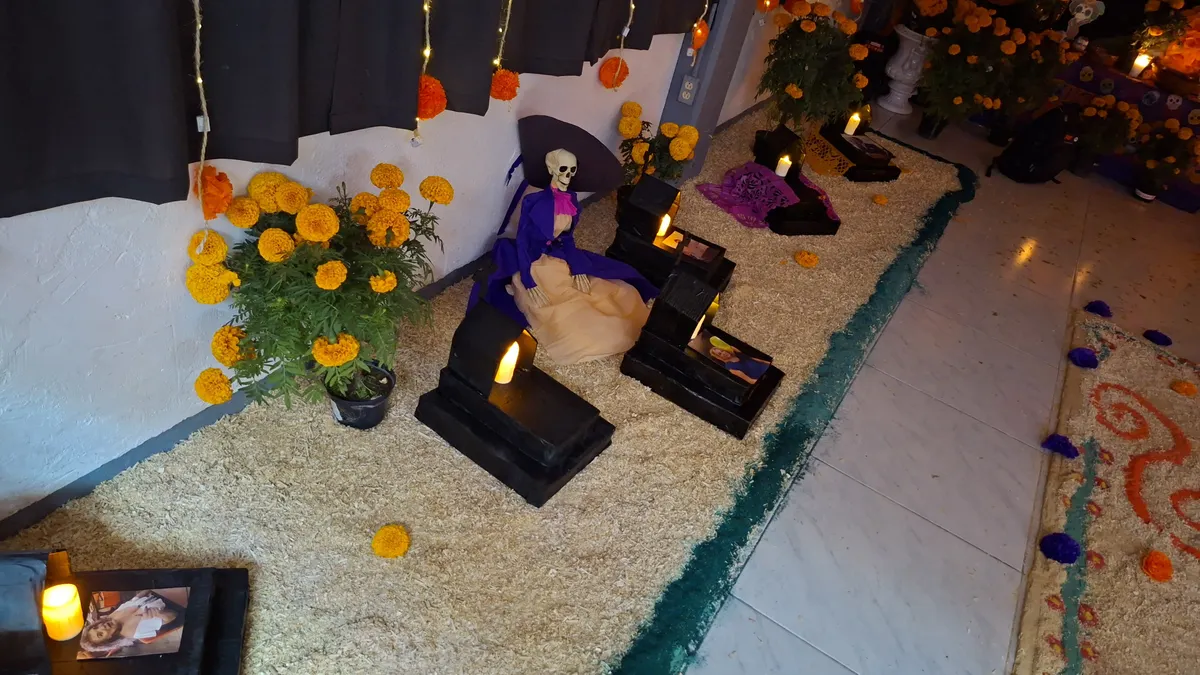 Instalan altar de Día de Muertos en honor a Bertha Chiu en Secundaria Técnica 37