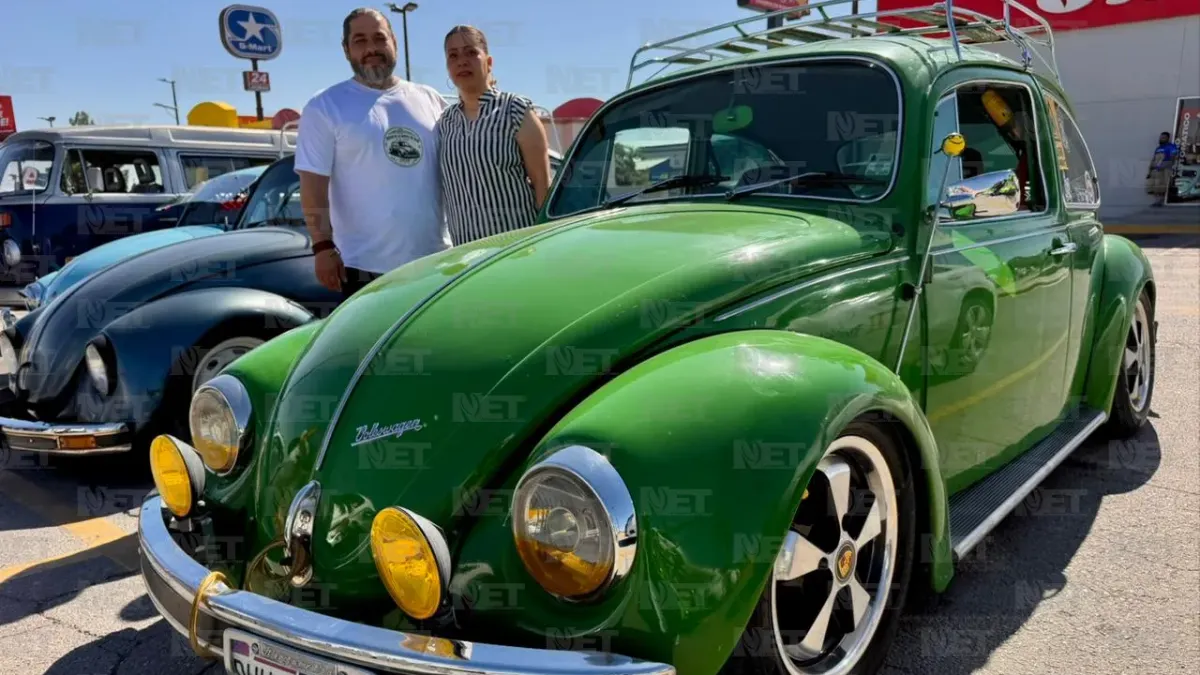 Celebran Día del Vocho con caravana de más de 100 autos en Juárez