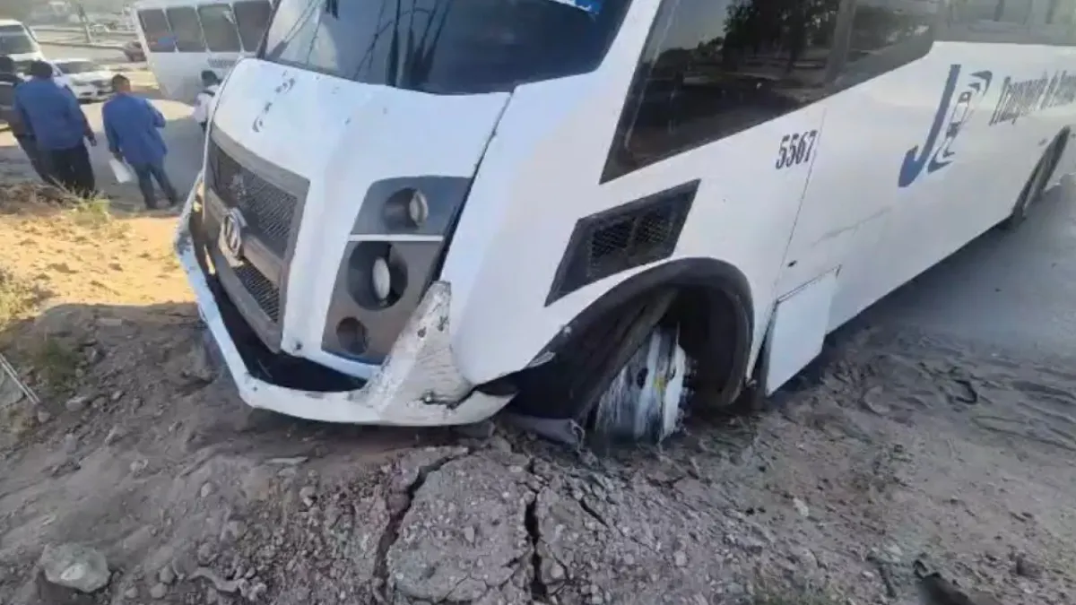 Camión con 10 pasajeros se sale del camino al evitar choque con unidad averiada