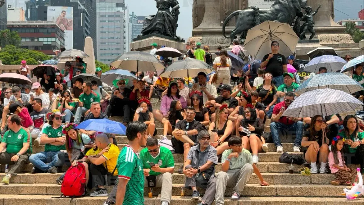 Mundial de futbol y Día de Muertos se fusionan en espectacular desfile en CDMX