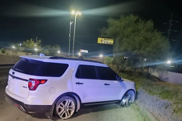 Joven choca camioneta contra banqueta y queda con los neumáticos destrozados