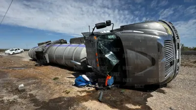 Vuelca pipa de aguas residuales en la carretera a Casas Grandes