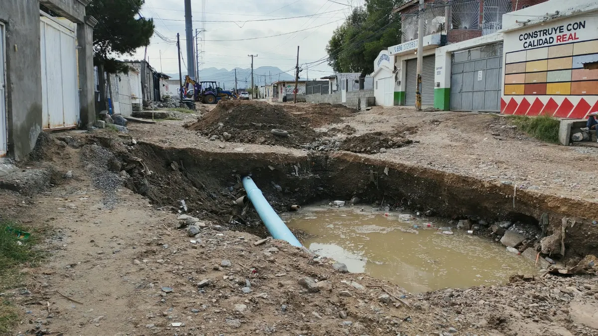 Vecinos de la Francisco Sarabia exigen frenar deslaves en la calle Santiago
