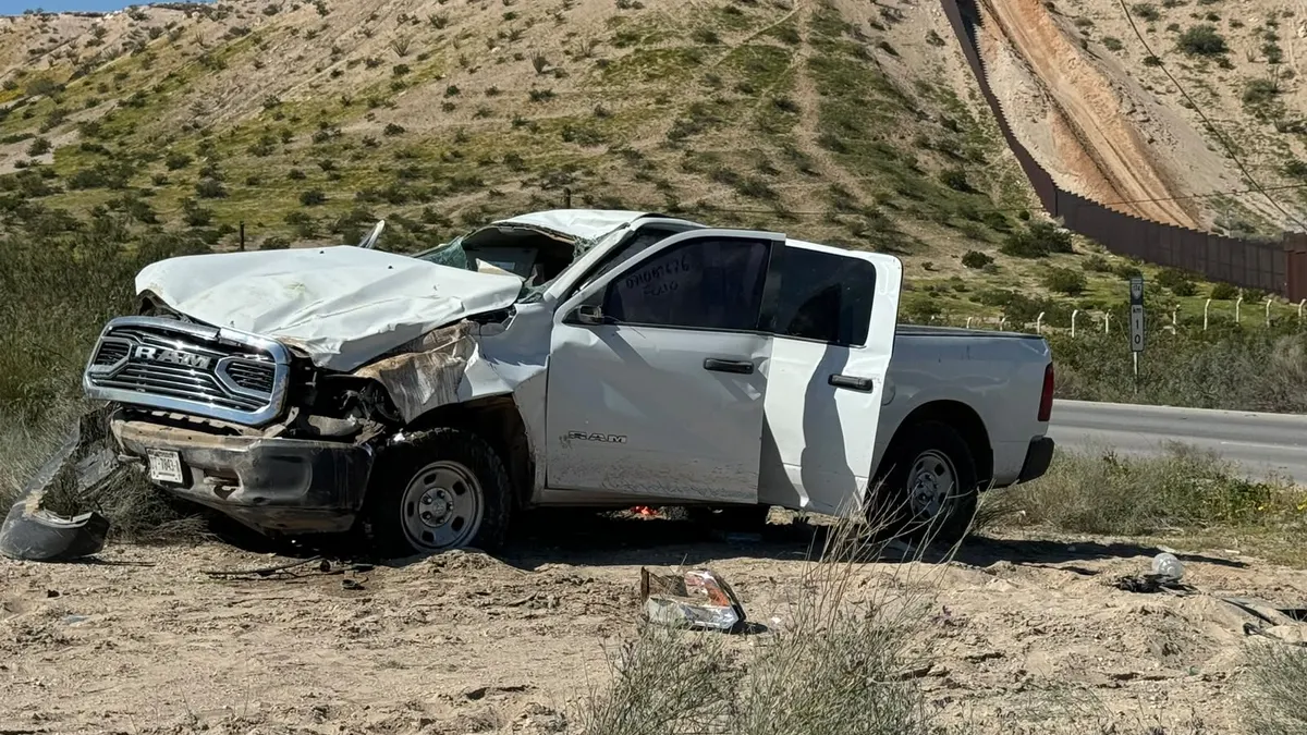 Vuelca camioneta de agentes estatales en carretera Anapra-Santa Teresa