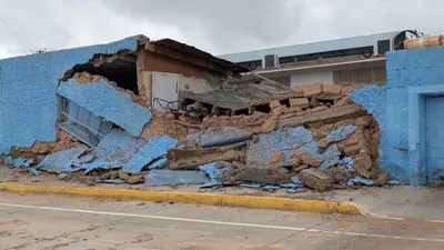 Colapsa barda de escuela Lázaro Cárdenas por humedad tras lluvias