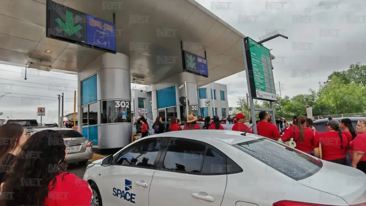 Maestros toman casetas del Puente Zaragoza en protesta por Ley del Issste
