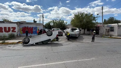 Conductor pierde control y vuelca en curva del bulevar Municipio Libre