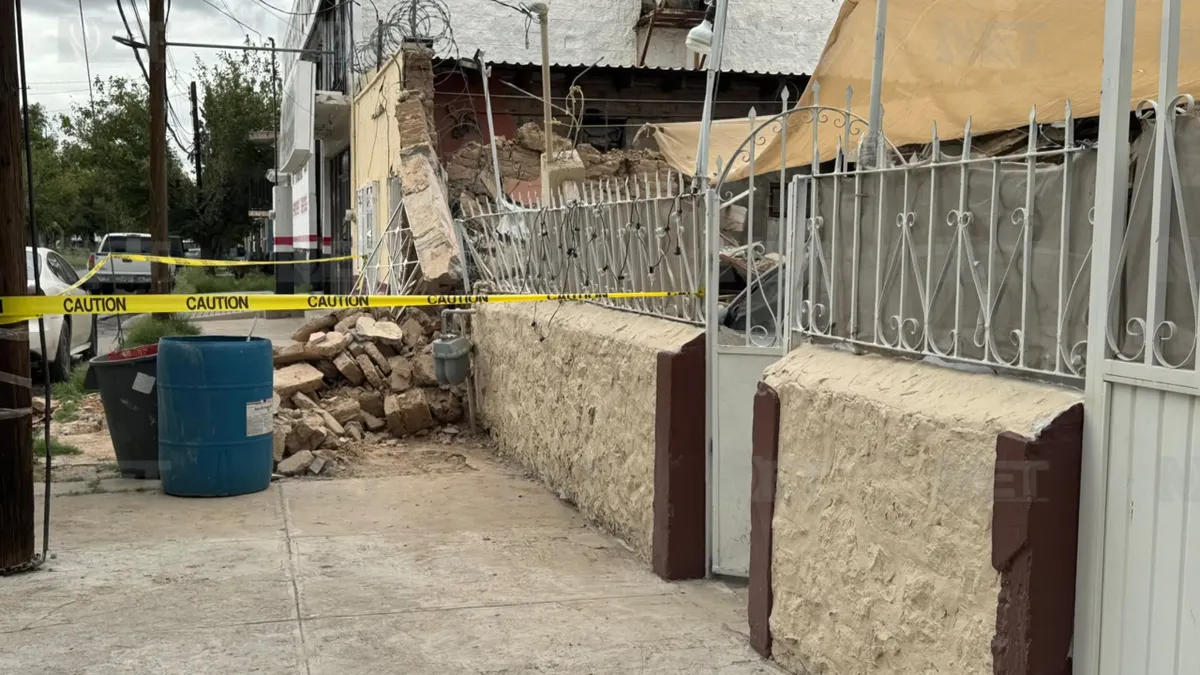 Colapsa vivienda deshabitada en El Mirador por humedad acumulada