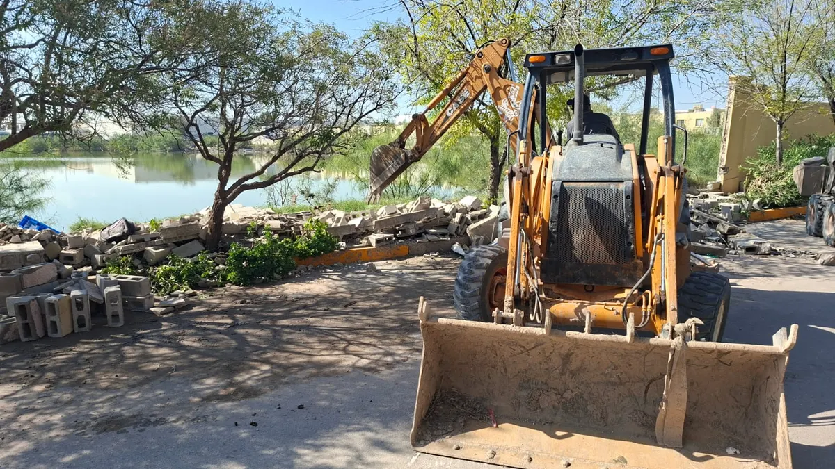Retiran escombros y basura del dique en Gardeno para evitar desbordes