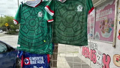 Compran aficionados jerseys y botanas antes del debut de México en el Mundial