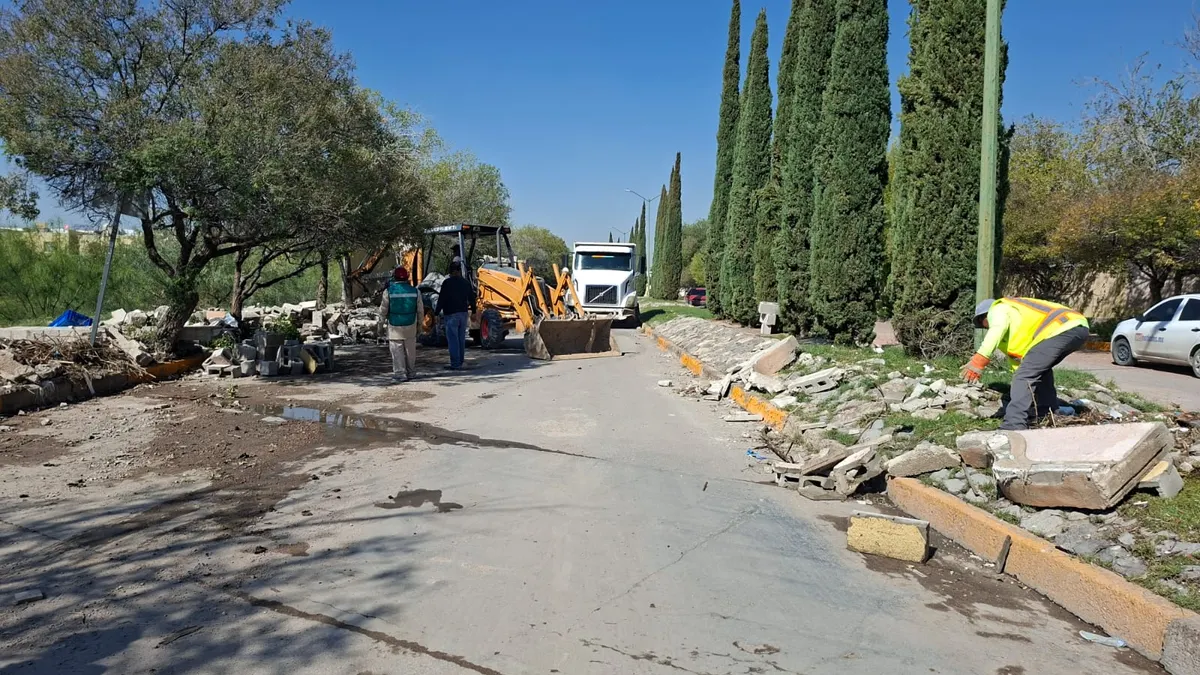 Retiran escombros y basura del dique en Gardeno para evitar desbordes