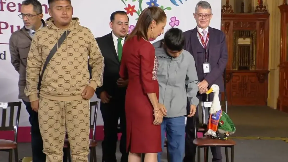 Recibe Sheinbaum al pato Merlín y a su familia en conferencia mañanera