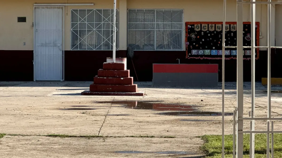 Reanudan clases en primaria Vicente Guerrero tras limpieza por inundación