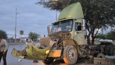 Tractocamión derrapa y se impacta contra poste y árbol en bulevar Independencia