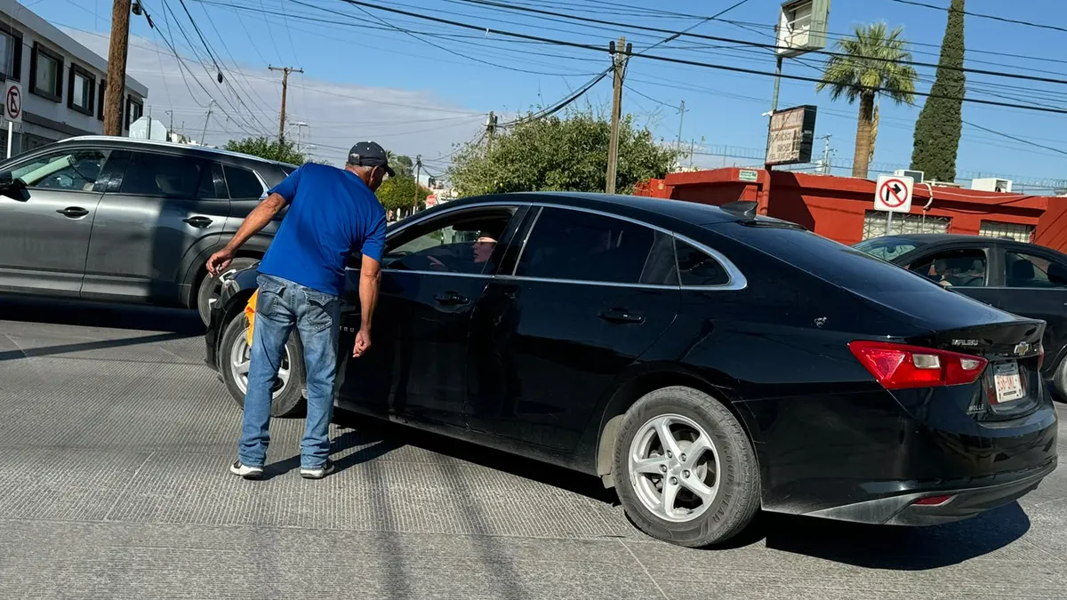 Conductora choca contra motociclista y lo lesiona en la López Mateos