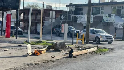 Derriba conductor semáforo y poste en la López Mateos