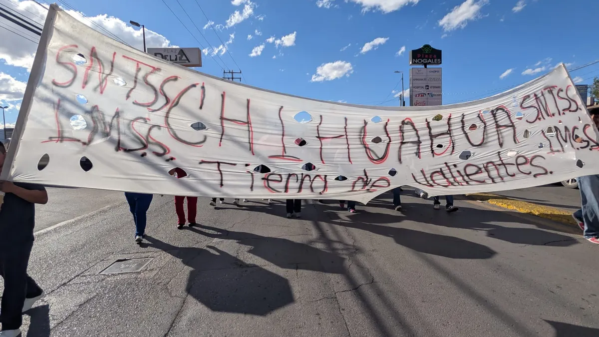 Más de mil trabajadores del IMSS marchan en Juárez; exigen aumento salarial e insumos