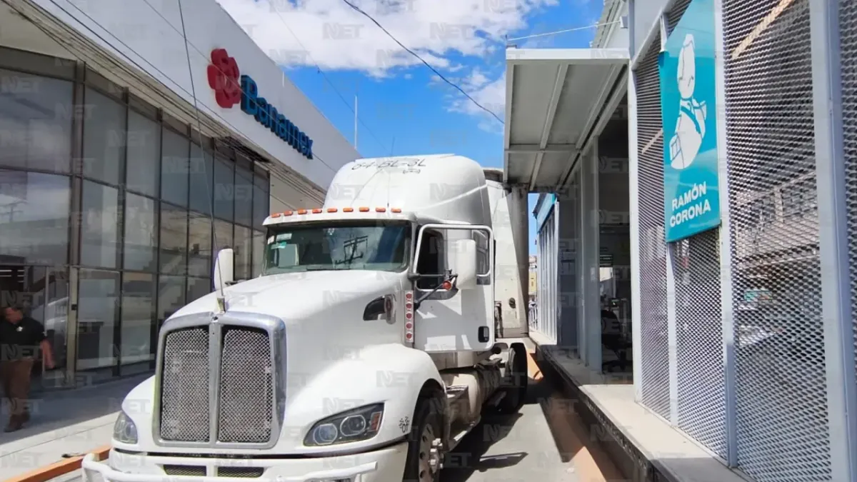 Choca tráiler contra estación del Juárez Bus en la 16 de Septiembre