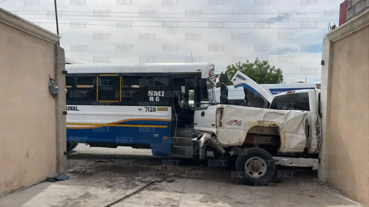 Choque de camión contra vivienda y autos deja lesionados; el chofer huye