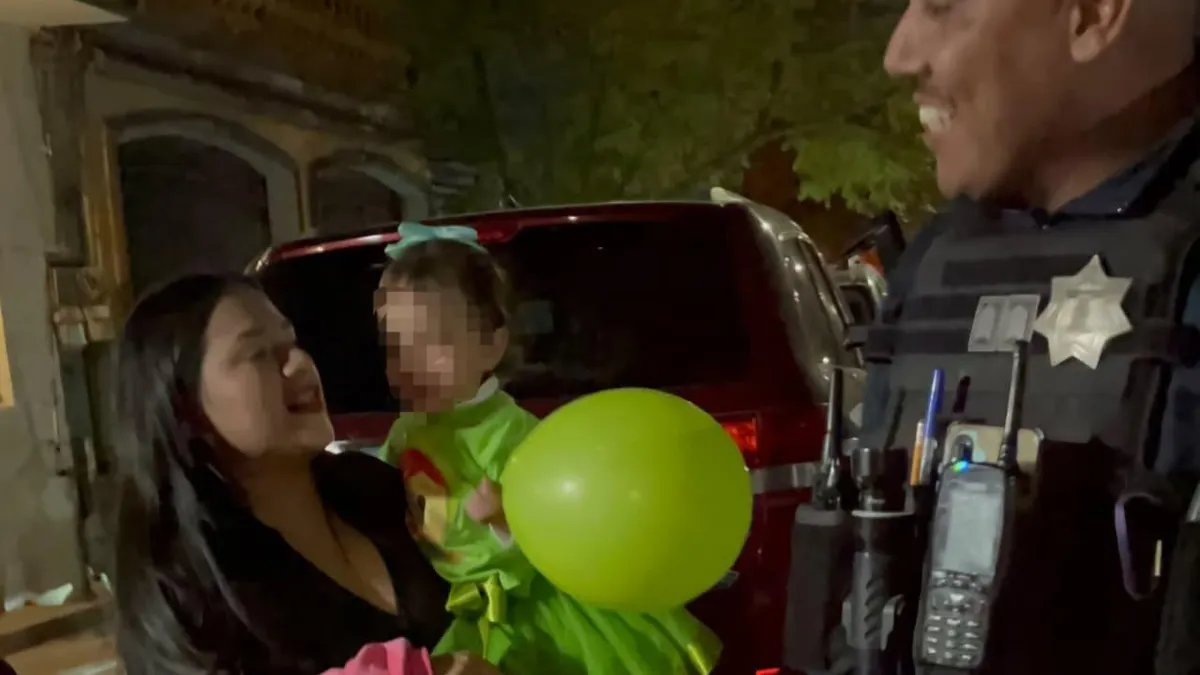 Policías sorprenden con regalo a niña de 2 años tras quedarse sin invitados en su fiesta