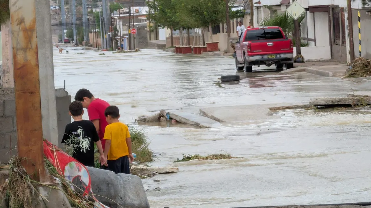 Lluvias arrancan pavimento en la calle Santiago de la colonia Fronteriza