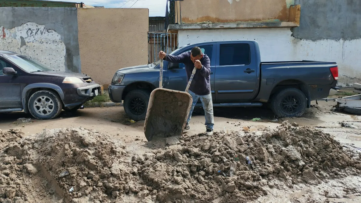 Lluvias arrancan pavimento en la Felipe Ángeles y dañan viviendas