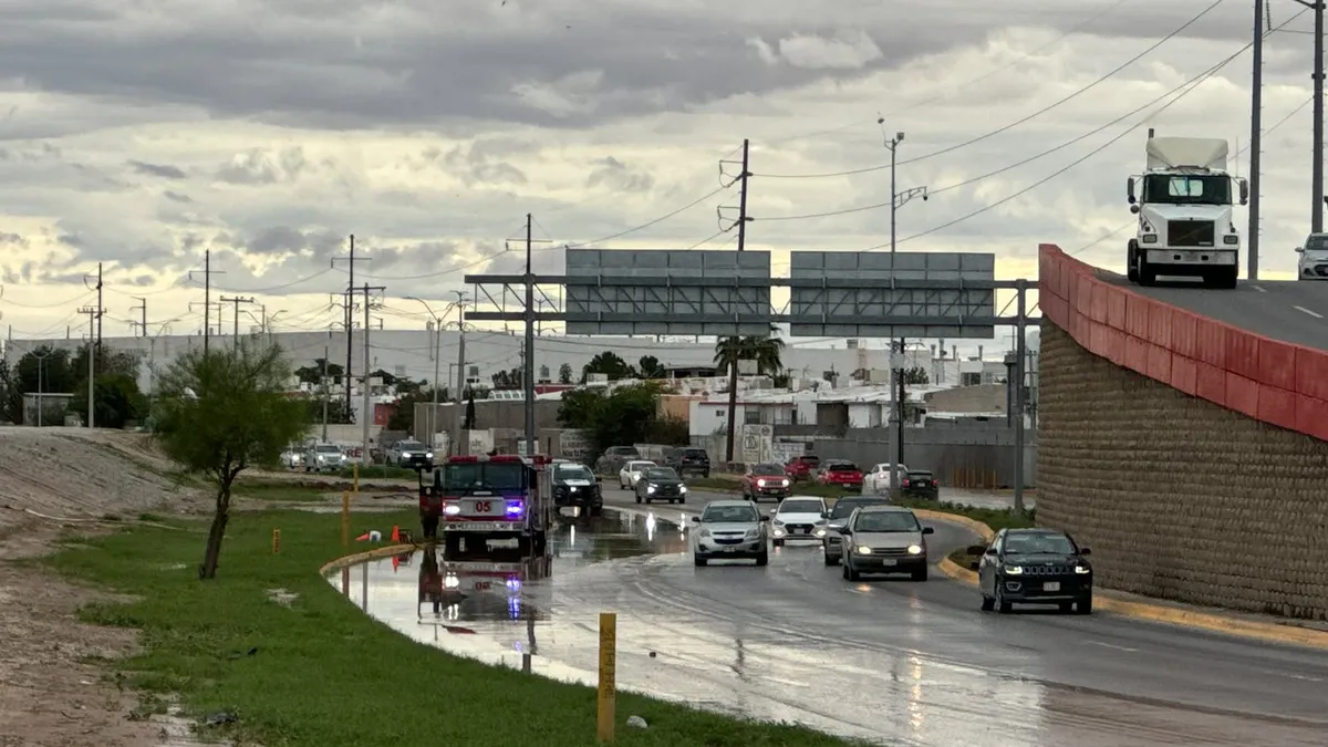 Habilitan dos carriles en Juan Pablo II tras labores de desagüe