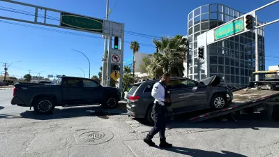 Chocan camioneta y pick up frente al Hospital General