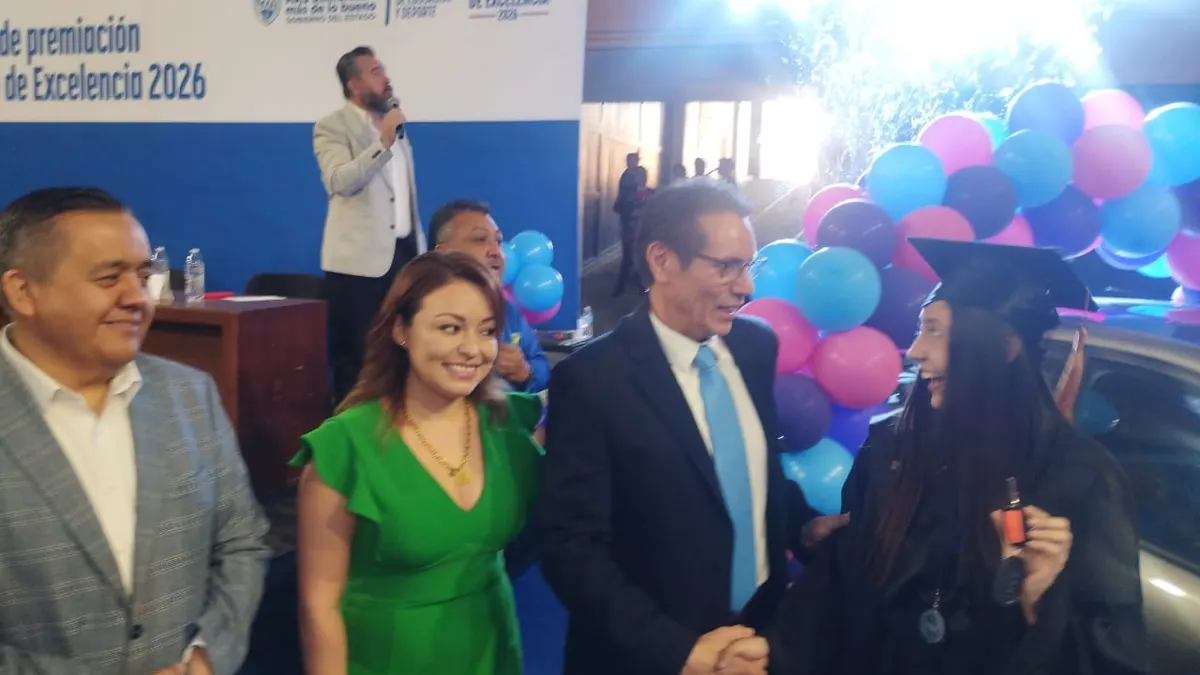 Entregan auto último modelo a egresada de la UACJ con promedio de 9.93