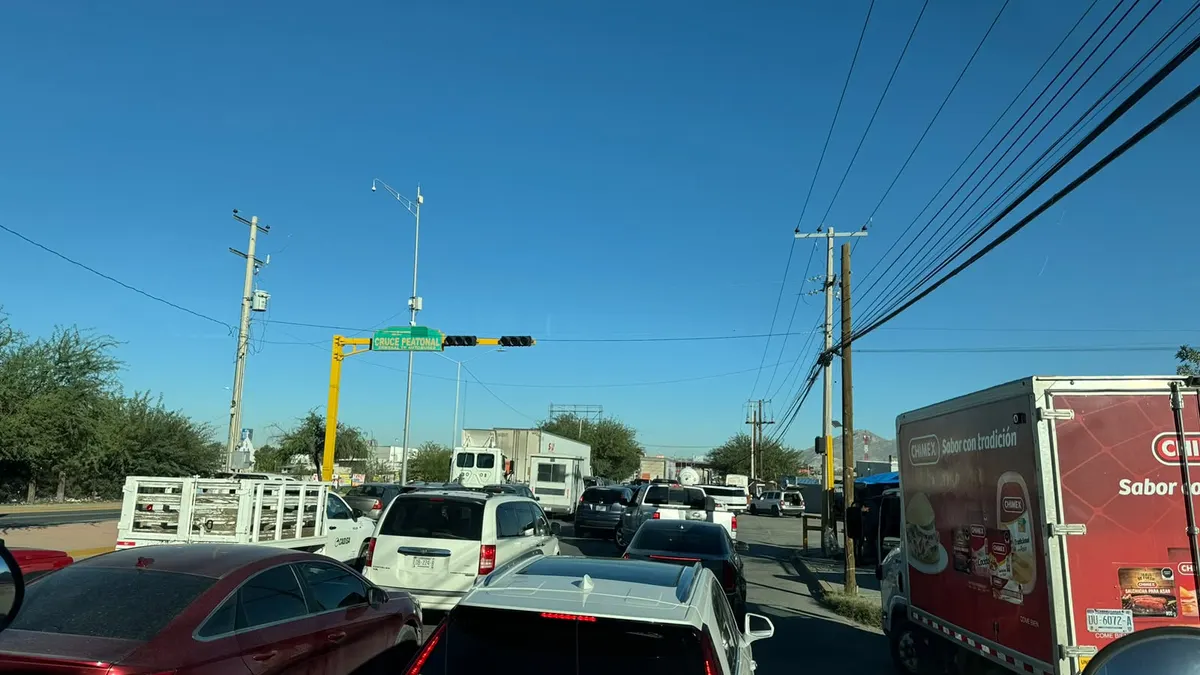 Reportan tráfico intenso en varias avenidas; tiempos de traslado aumentan hasta 50%