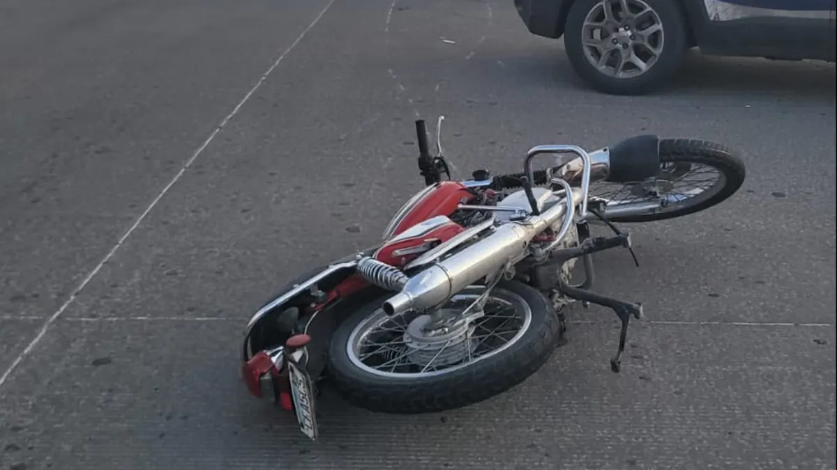 Camioneta de seguridad privada lesiona a motociclista en choque y se da a la fuga