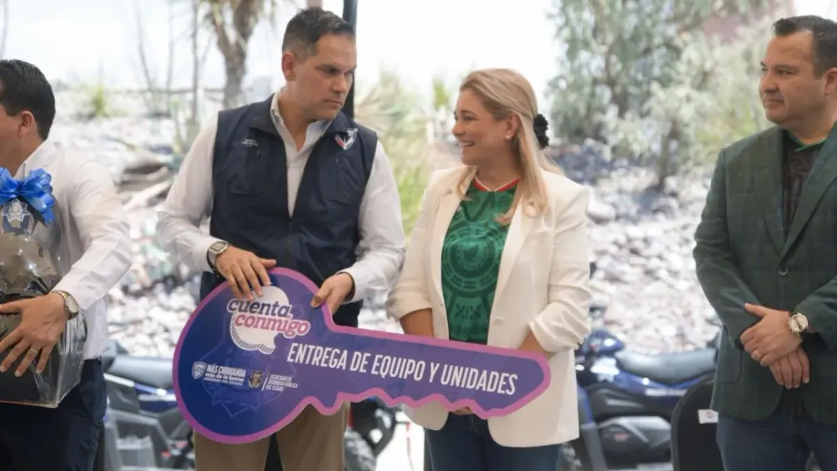 Entrega Maru Campos patrullas y equipo a policías de 13 municipios