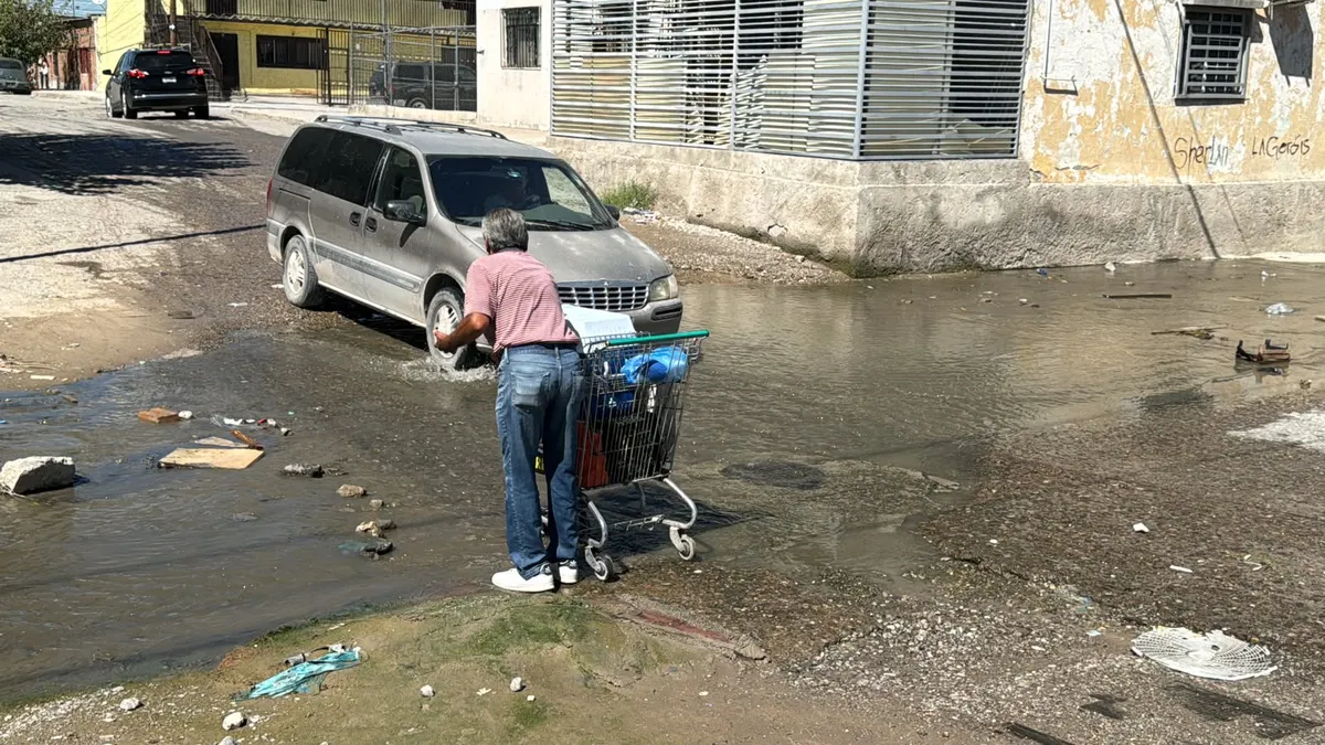 Vecinos de Barrio Alto enfrentan arroyo de aguas negras desde hace semanas