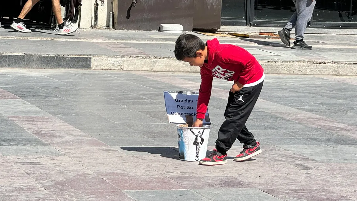 Con moonwalk incluido, imitador de Michael Jackson cautiva en el Centro de Juárez