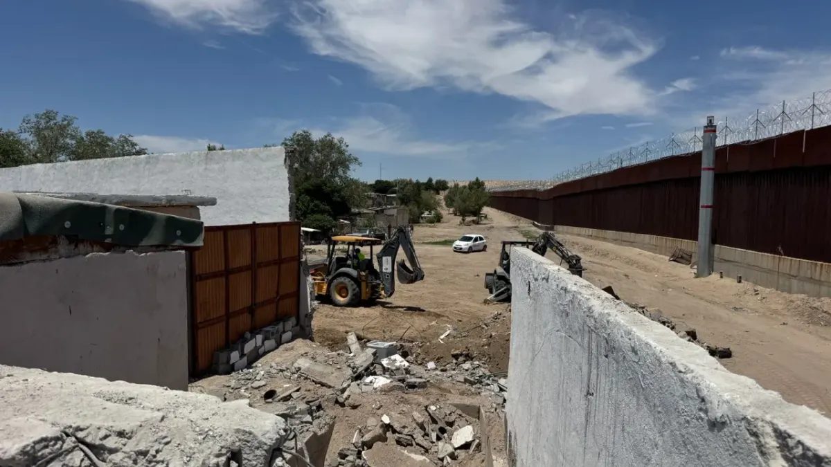 Demuelen 3 casas más en Anapra como parte de operativo fronterizo